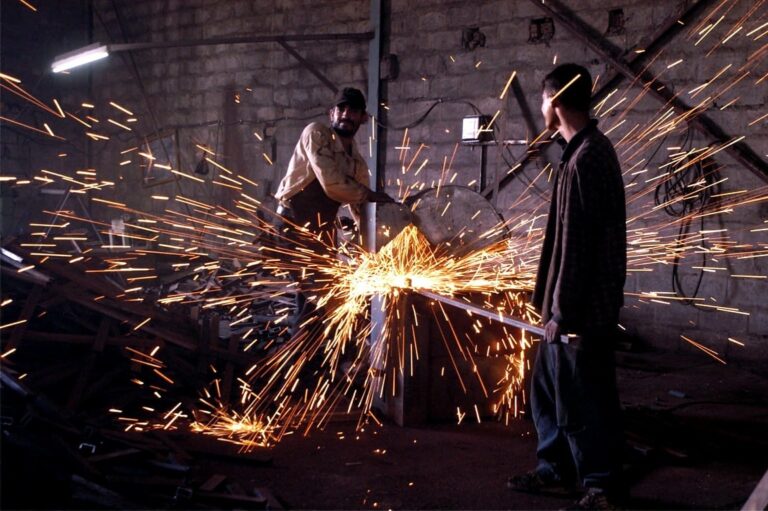 metal-factory-işçileri